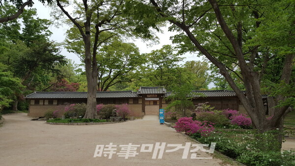창덕궁 연경당은 창덕궁 후원 안쪽에 위치한 조선 후기 사대부 주택을 모방해 지은 순조의 120칸 가옥(현재는 총109칸)이다. 사랑채, 안채, 안행랑채, 바깥행랑채, 반빗간, 서재, 후원, 정자와 연못 등을 두루 갖춘 독립된 공간이다. 조선후기 주택 구조를 알 수 있는 보물 제1770호다.(사진_안나겸 기자)