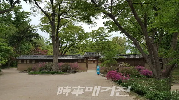 창덕궁 연경당은 창덕궁 후원 안쪽에 위치한 조선 후기 사대부 주택을 모방해 지은 순조의 120칸 가옥(현재는 총109칸)이다. 사랑채, 안채, 안행랑채, 바깥행랑채, 반빗간, 서재, 후원, 정자와 연못 등을 두루 갖춘 독립된 공간이다. 조선후기 주택 구조를 알 수 있는 보물 제1770호다.(사진_안나겸 기자)