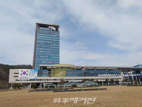 전라남도는 25일 자치경찰준비단을 구성해 자치경찰제 운영 준비 업무에 돌입했으며, 자치경찰제의 컨트롤타워 역할을 하게 될 ‘전라남도 자치경찰위원회’ 구성에도 속도를 내고 있다.사진은 전라남도 청사 전경이다.(사진_송상교기자)