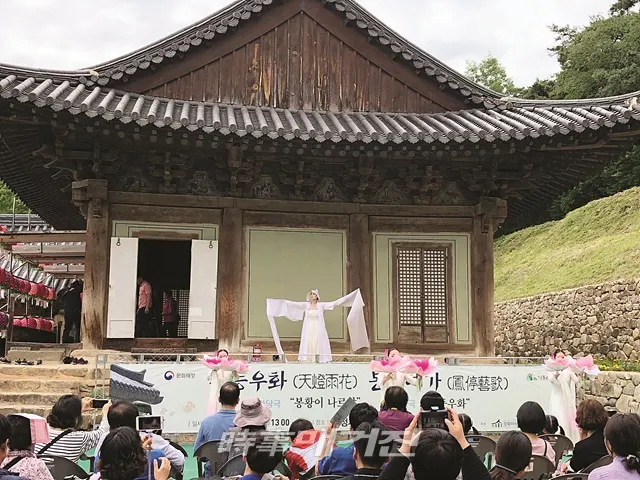 문화재청은 2020년 지역문화재 활용사업으로 「문화재야행」 36선, 「생생문화재」 159선, 「향교‧서원 문화재 활용」 114선, 「전통산사 문화재 활용」 38선, 「고택·종갓집 활용」 39선 등 총 386선을 선정했다.사진은 안동 봉정사 모습이다. (사진_문화재청)
