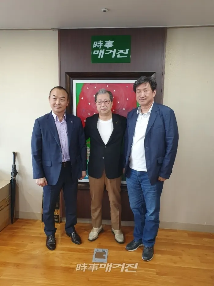 김장준 (사)삼보종합격투기 김장준 회장과 김길수 시사매거진 회장이 기념사진을 촬영하고 있다.(사진_시사매거진)