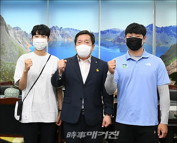 김병내 광주 남구청장과 올림픽 양궁 3관왕 안산 선수 및 남구청 양궁팀 소속 이승윤 선수가 19일 오후 남구청에서 대한민국 양궁 발전을 기원하며 파이팅을 외치고 있다.