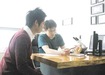 ▲ 환자가 진료 시 충분한 시간을 갖고 세세한 설명으로 본인의 건강 상태에 대해 환자의 정확한 이해를 돕는 명의 의사다.