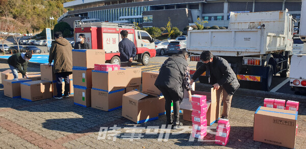 ▲ 지난 11일 코로나19 지역 확산방지와 확진자 조기 발견 위해 관련 부서를 통해 외국인 고용사업장에 자가진단키트 8천812세트를 배부했다.