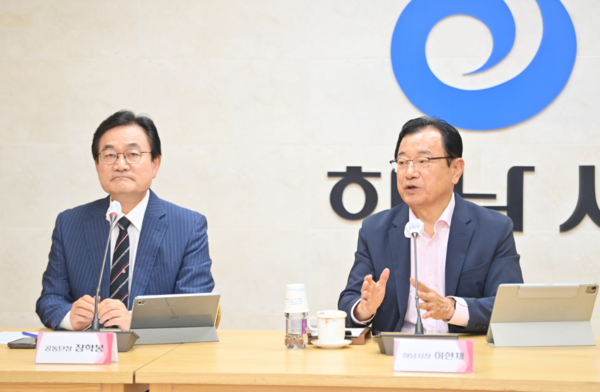 7일 오후 시청 상황실에서 공동단장인 (우)이현재 시장과 (좌)어린이문화재단 장학봉 대표이사가 참석한 가운데 ‘K-컬처 문화도시 TF’ 제2차 회의가 진행되고 있다.  (사진_하남시)