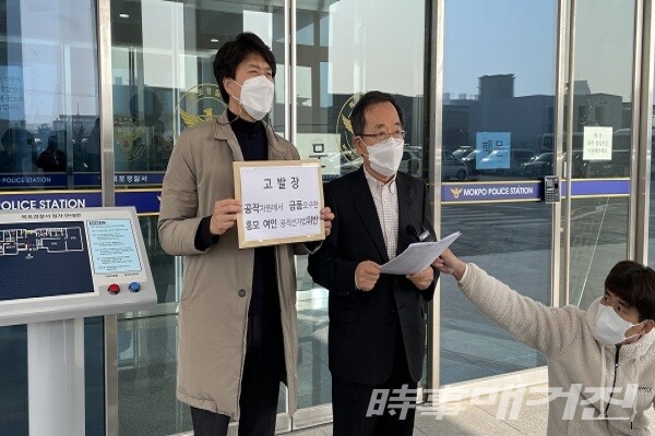 목포시장 배우자 측 법률대리인 이상열 변호사가 10일 목포경찰서 앞에서 고소인 홍모씨를 상대로 역 고발장을 작성 제출하며 기자회견을 하고 있다./사진=이상렬 변호사 사무실 제공
