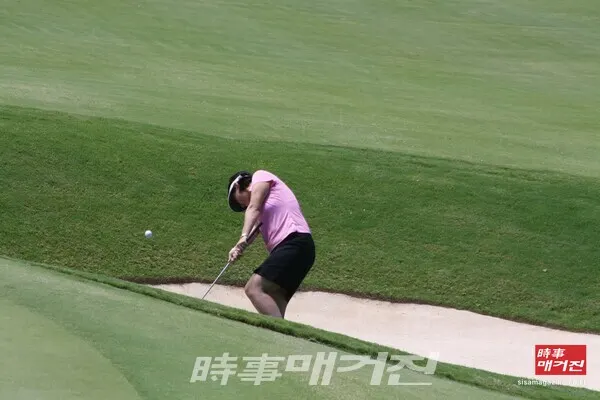 벙커 안에서는 모래에 닿지 않은 상태로 연습 스윙을 해야 하며, 벙커샷을 한 뒤에는 모래를 본인 스스로 정리하고 나와야한다 (사진출처 뉴시스)