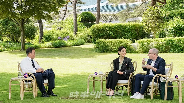 왼쪽부터 문재인 대통령과 배우 박진희 씨, 방송인 타일러 씨.(사진_청와대)