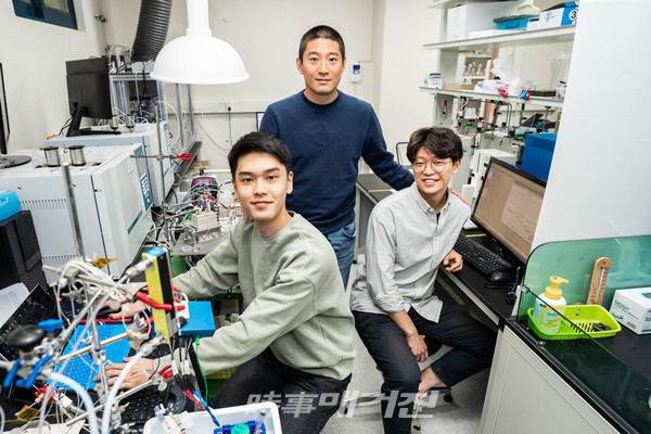 왼쪽부터 배근수 박사과정생,최창혁 교수,김해솔 박사과정생(사진-지스트)