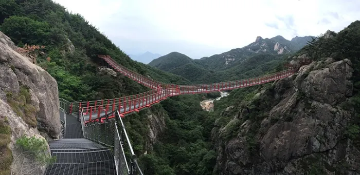산 높고 물 맑은 빼어난 산수 풍광을 자랑하는 산수향(山水鄕)의 고장 거창은 관광하기 좋은 도시다. 사진은 올 9월에 공사가 마무리 될 예정인 전국 유일의 Y자형 삼각 출렁다리.