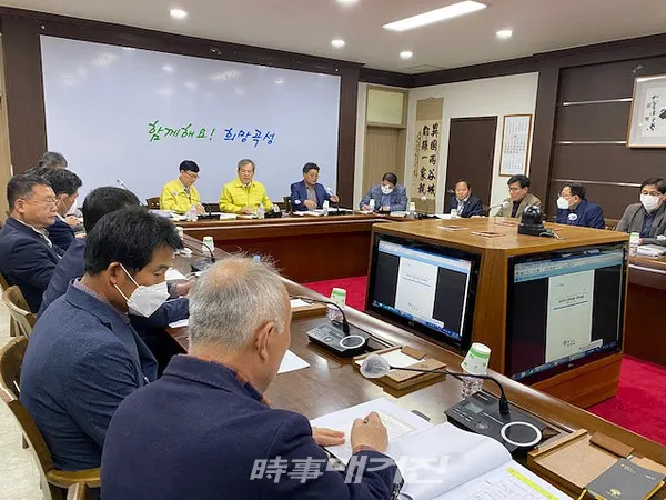 곡성군은 22일 유근기 군수 주재로 간부공무원들이 참석한 가운데 민선 7기 공약사항 및 업무점검 보고회를 열었다.(사진_곡성군청)
