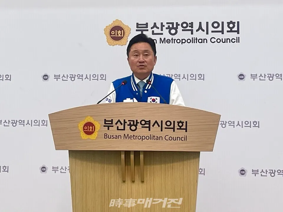 4일 부산 사하갑 더불어민주당 최인호 후보가 사하구청장의 선거개입 행태를 비판했다. (사진_정유희 기자)