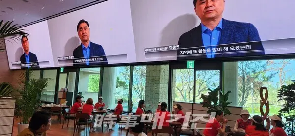 오로라CC 클럽하우스에서 시사매거진 강원본부 출범식 영상이 소개되고 있다.(사진_시사매거진)