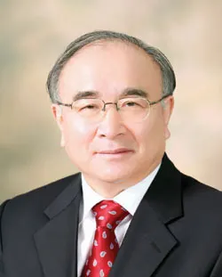 ▲ 최오규 교장은 “현재의 높은 교육열 속에서 생기는 가장 큰 문제는 잘못된 교육제도의 틀 안에서 자라난 한국의 청년들의 의식구조”가 사교육 시장을 키우는 가장 큰 원인이라고 지적한다.