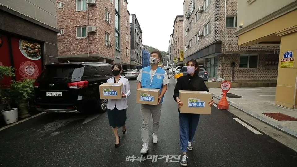 SBS ‘살맛 나는 오늘 택배왔습니다’ 무료 자장면 나눔하는 김종연,신배식 부부에게 배달(방송화면)