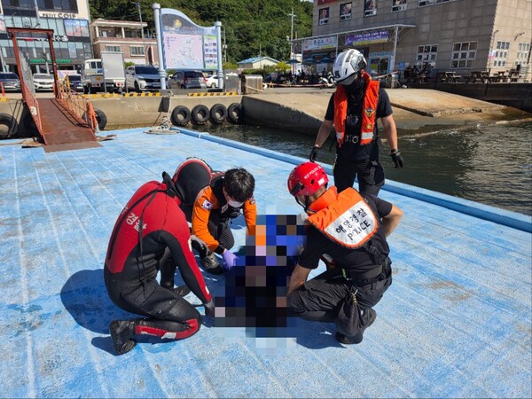 창원해경이 소죽도 인근 해상에서 발견된 실종자를 구조하고 있다.(사진_창원해경)