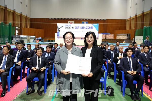 조선대학교에 발전 기금 1000만원을 임섬 여사님(故윤오남교수의 사모님)이 강희숙 부총장께 전달하고 기념 사진 (사진_정연수 기자)