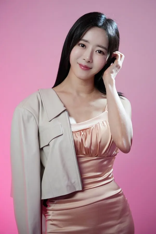 지난 10년간의 중국 활동은 잠시 접어두고 국내로 활동 반경을 넓히기 위해 맨땅에 헤딩을 시작한 배우 엄수빈을 만났다.(사진_본인 제공)