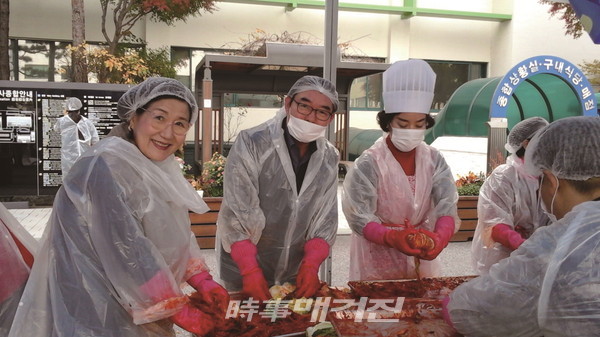 자원봉사란 ‘함께 잘 살기위한 노력’이라 말하는 김성욱 총재. 그는 실력을 더 기르고 가다듬는 연습의 장이기도 하고, 즐거운 경험의 장이기도 하며, 새로운 지식과 기술을 익히는 활동이라고도 생각한다.