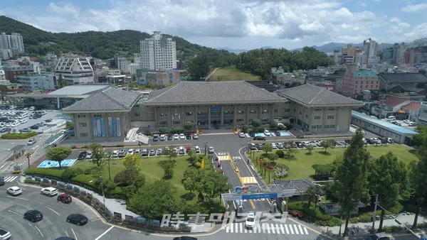 여수시는 한국토지주택공사(LH) 사태로 전국적으로 공직자의 부동산 투기 의혹이 확대됨에 따라, 오는 6월 말까지 시 공직자 약 2,000명을 대상으로 토지 투기 여부 전수 조사를 실시한다.