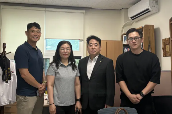 정병기 사무총장(왼쪽 세번째)이 2027 충청권 하계세계대학경기대회 조직위 경기담당관들과 면담후 기념촬영