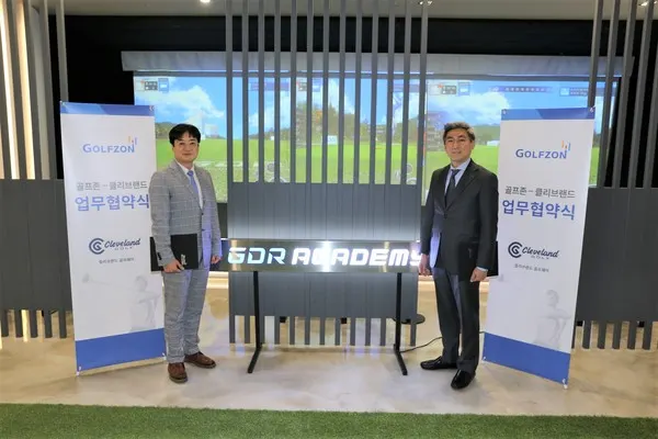올해 2월 진행된 골프존-클리브랜드 업무협약식에서 기념 촬영을 하고 있는 GDR아카데미 김민규 운영사업부장(오른쪽)과 클리브랜드 양계홍 대표이사(왼쪽)