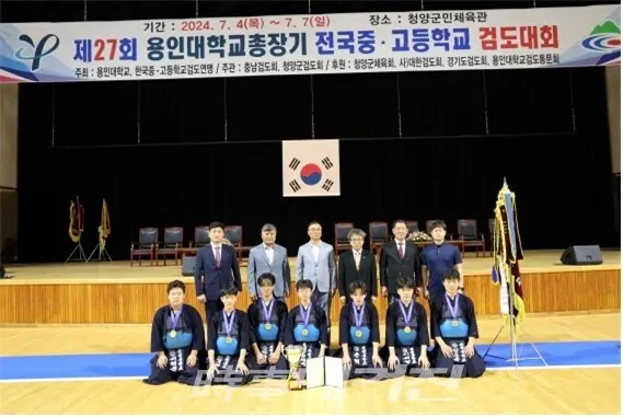 남중부 단체전 우승을 차지한 대구동평중학교 선수단 (사진_시사매거진)