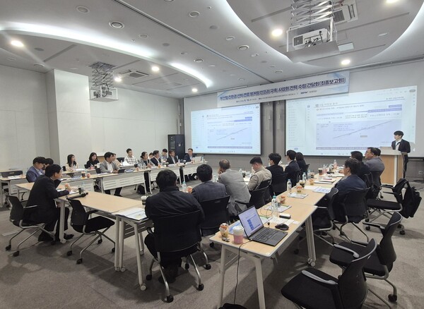 12일 부산항만공사가 부산항국제전시컨벤션센터(BPEX)에서 '부산항 친환경 선박 연료 벙커링 인프라 구축 계획수립 간담회'를 열고 친환경 벙커링 인프라 구축 전략을 논의하고 있다.(사진_BPA)