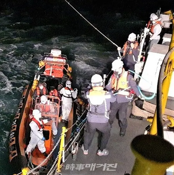 목포해양경찰서는 “전남 신안 만재도 인근 해상 어선에서 조업 중이던 50대 선원이 심한 복통을 호소해 목포해경이 긴급 이송했다”고 2일 밝혔다.(사진_목포해양경찰서)