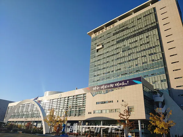 광주광역시는 광주광역시 시민권익위원회는 “광주 민간공항 및 군공항  이전에 대한 시민의 다양한 의견수렴을 위해 29일 오후 2시 시청 대회의실에서 공청회를 개최한다”고 밝혔다. 사진은 광주광역시 청사 전경이다.(사진_송상교기자)