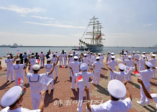 8월 30일 해군작전사령부 장병들이 인도네시아 대형범선 비마수치함의 부산작전기지 입항을 환영하며 손을 흔들고 있다.(사진_해군작전사령부)