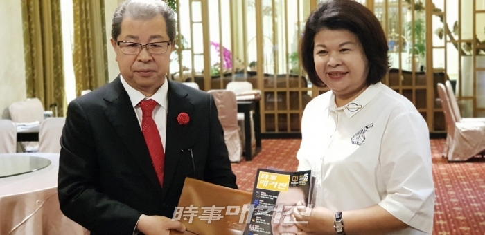시사매거진 김길수 회장이 장시우화(張秀華)총재에게 시사매거진5월호 잡지를 전달하고 있다.