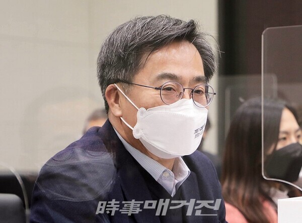 김동연 새로운물결 대통령 후보가 14일 오후 충남 삼성디스플레이 아산2캠퍼스를 방문해 mz직원들과의 간담회를 하고 있다