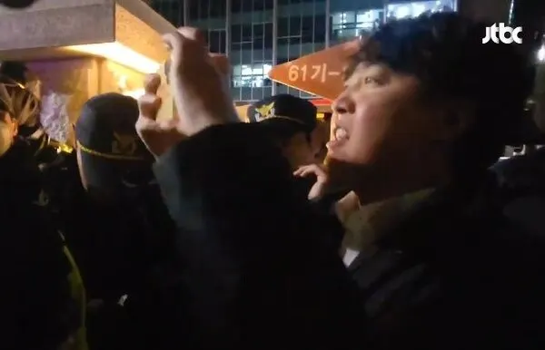 국회 입구에서 출입을 저지당한 이준석 개혁신당 의원이 방송사 카메라에 잡혔다. (사진_jtbc 화면 캡처)