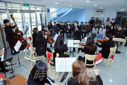 점심시간에 진해필하모닉 오케스트라 연주를 듣는 진해구청직원들 (사진제공:창원시청)