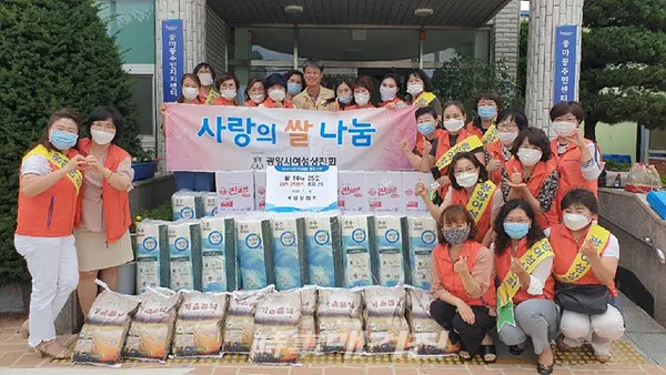 광양시는 "10일 광양시여성상친회에서 중마동주민센터를 찾아 지역 내 취약계층을 위해 써달라며 생필품을 기탁했다"고 14일 밝혔다.(사진_광양시청)