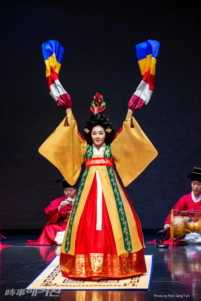 한국문화재재단(이사장 진옥섭)의 춤판 팔일 1행 이현희의 ‘춘앵전’(사진=시사매거진 박상윤 기자)