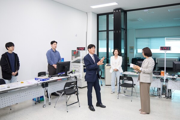 지급 첫날인 27일, 여주시장 권한대행 김광덕 부시장은 중앙동과 세종대왕면 행정복지센터를 방문해 지원금 신청 및 접수 현장을 살폈다. (사진_여주시)