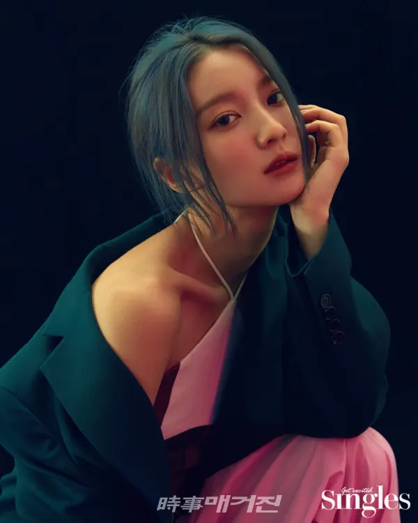 10일 여덟 번째 미니앨범 Dear OHMYGIRL'로 컴백할 것을 예고, 신나는 타이틀곡 'DUN DUN DANCE'의 티저 영상을 공개함과 동시에 조화로운 보컬과 몽환적인 영상미로 '역시 오마이걸'이라는 호평을 받고 있는 걸그룹 오마이걸의 콘셉트 장인다운 비주얼 화보 및 인터뷰를 했다.(사진제공_싱글즈)