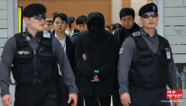 가상화폐 '테라·루나' 폭락 사태 관련 테라폼랩스의 전 재무 책임자 한창준이 6일 오후 인천국제공한 제2터미널을 통해 송환되고 있다. (사진_뉴시스)