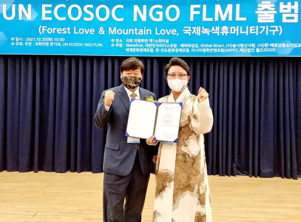 (사진제공 = 한한국 세계평화작가가 박창수 총재로부터 평화환경대사 임명장을 받고 기념촬영을 하고 있다. / 국제녹색휴머니티기구)