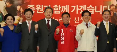 ▲ 새누리당 현장최고위원회의가 열린 19일 오전 경기도 성남시 중원구 성남산업단지관리공단 대회의실에서 김무성 대표가 4.29재보선 성남중원에 출마하는 신상진 후보와 기념촬영을 하고 있다. 김을동(왼쪽부터) 최고위원, 유승민 원내대표, 김무성 대표, 신상진 후보, 김문수 전 경기지사, 김학용 의원.