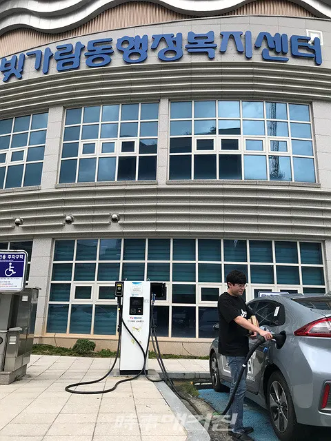 전라남도 전기자동차 보급량 1위를 순항 중인 나주시가 "2020년 민간·공공부문 전기차 보급 사업을 본격 추진한다"고 9일 밝혔다.사진은 전기자동차 충전모습(빛가람동 행정복지센터)이다. (사진_나주시청)