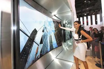 ▲ 삼성전자와 LG전자는 ‘가변형 초고화질 TV’를 세계 최초 공개로 공개했다. 삼성전자의 85인치 가변형 TV는 미국의 IT 매거진 매셔블이 ‘CES 최고 기술상’으로 선정했다. LG전자는 77인치라는 초대형 디스플레이의 가변 구조 설계를 위해 디자인, 디스플레이 패널 등 전 분야에 걸쳐 기술 역량을 총 집약했다.