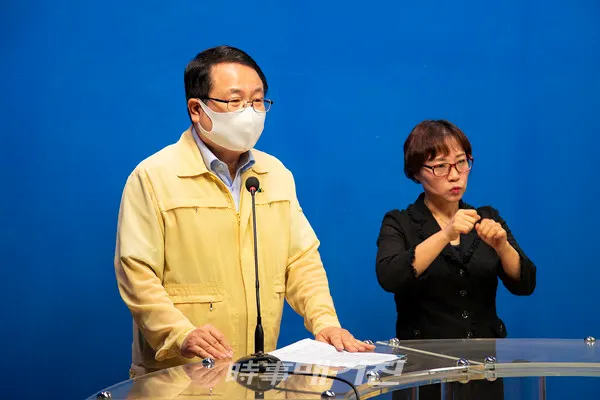 익산시 정헌율 시장, 코로나 2단계 격상 브리핑(사진_익산시)