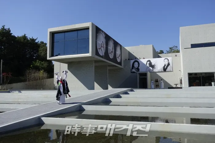 정명희(조갑녀전통춤보존회장) 재구성, 김선영, 김윤희, 고연세 출연 <기원무>, '공연 아카이브 사진전-찰나 동행' / 시사매거진 하명남 기자