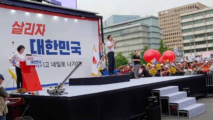 전희경 자유한국당 대변인의 사회와 김진태 의원의 연설(사진_시사매거진)
