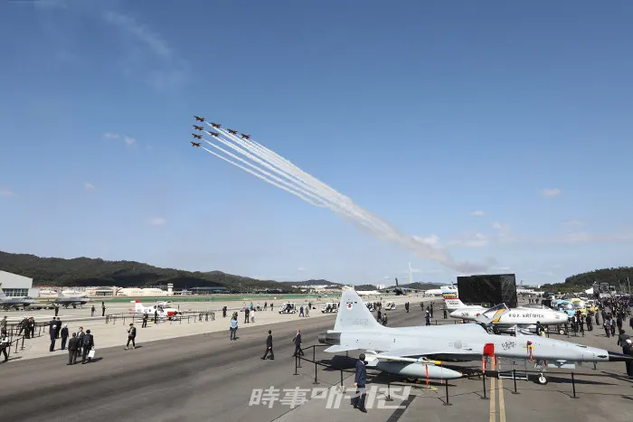 '서울 ADEX 2019‘에서 공군 ‘블랙이글스’가 개막 축하 비행을 하고 있다. / 시사매거진=김형석 기자