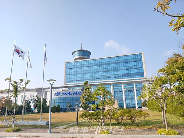1004섬 신안군은 “정신건강복지센터가 2020년 지역사회 정신건강 우수사례 공모전에 선정돼 국립정신건강센터장상을 수상했다”고 21일 밝혔다.사진은 신안군 청사 전경이다.(사진_송상교기자)