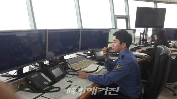 육상과 하늘에 도로와 항공로가 있듯, 바다에도 선박의 통항로가 있다. 이들 선박에게 해역의 정보와 통항 방법, 해상의 날씨 등과 같은 각종 정보를 제공하는 것도 해양경찰의 주요 업무다.(사진_서해해경)